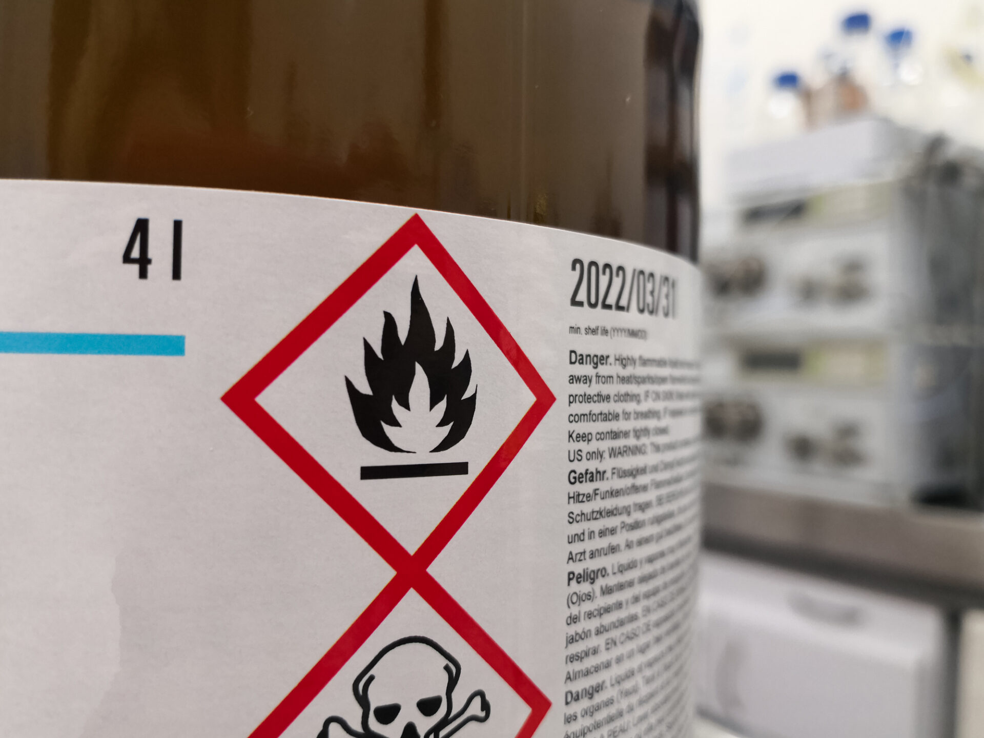 Close up de um símbolo de perigo químico
