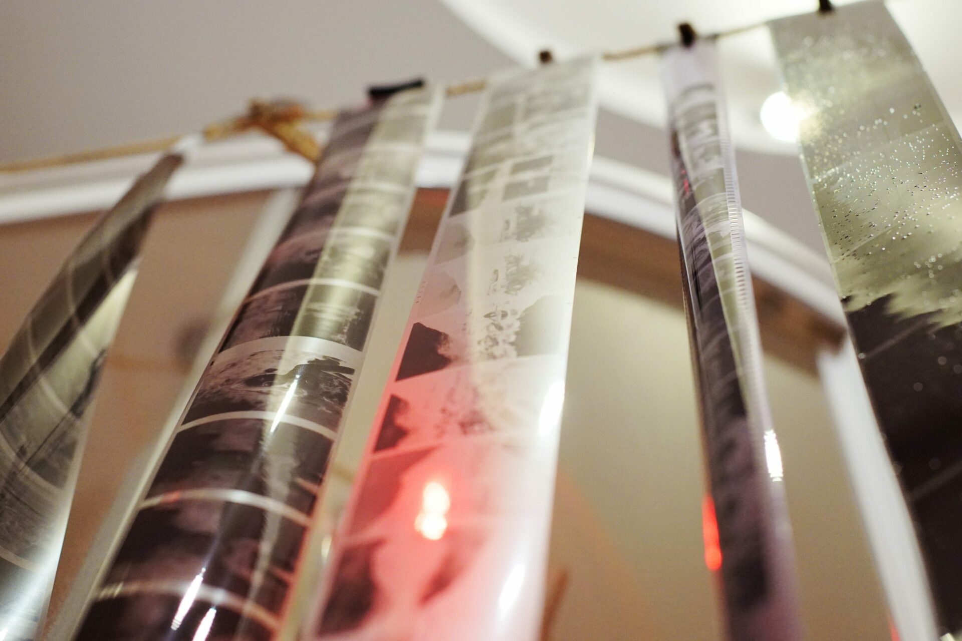 Formato médio e negativo de filme fotográfico de 35mm pendurado secando em uma linha de corda na fotografia analógica do banheiro