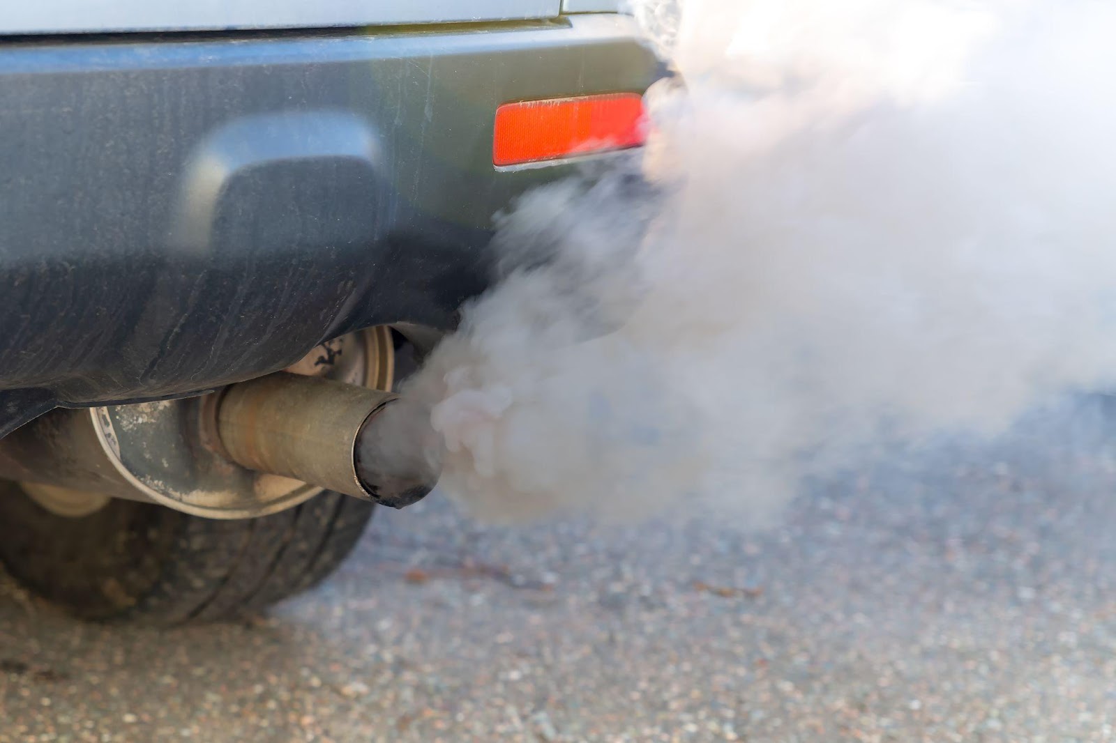 Los gases de escape de los automóviles son una fuente principal de producción de monóxido de carbono