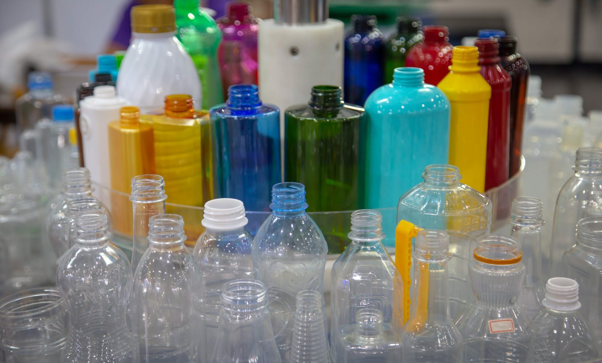 Plastprodukter, herunder mikroplast, er en bekymring på grund af deres nu urokkelige tilstedeværelse globalt, og udvasker EDC'er til miljøet.