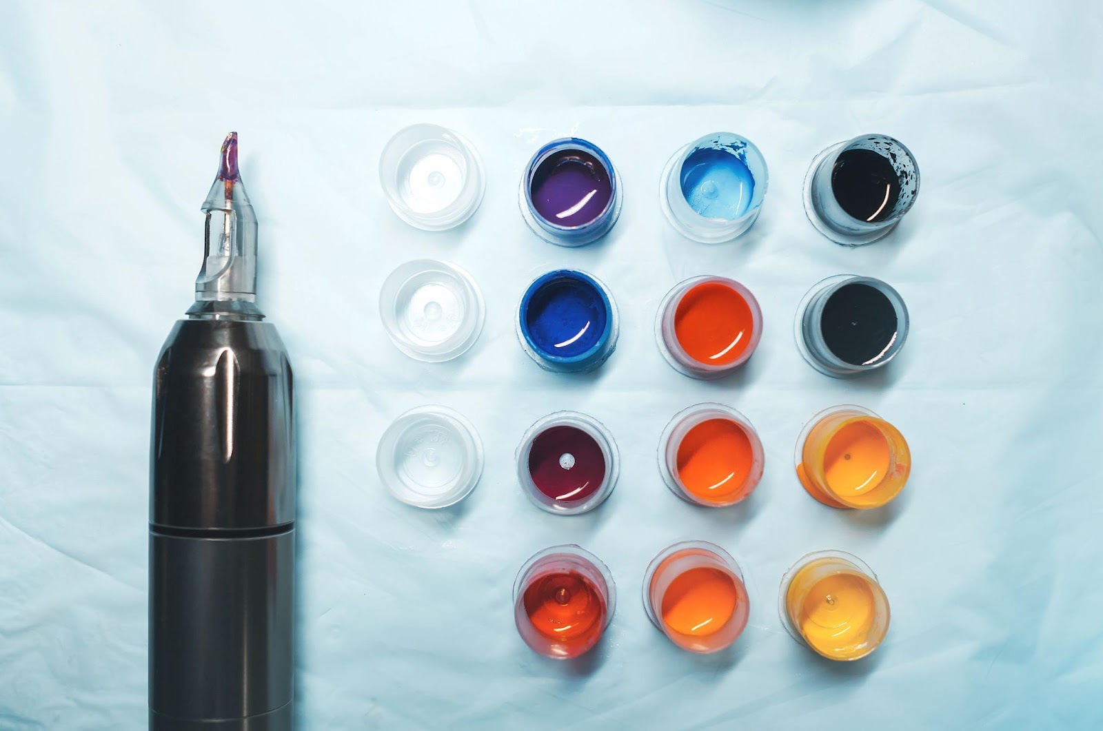 Pigmenterne, der bruges i tatoveringsblæk, er ofte identiske med dem, der bruges til farvning af maling, plastik og tekstiler.